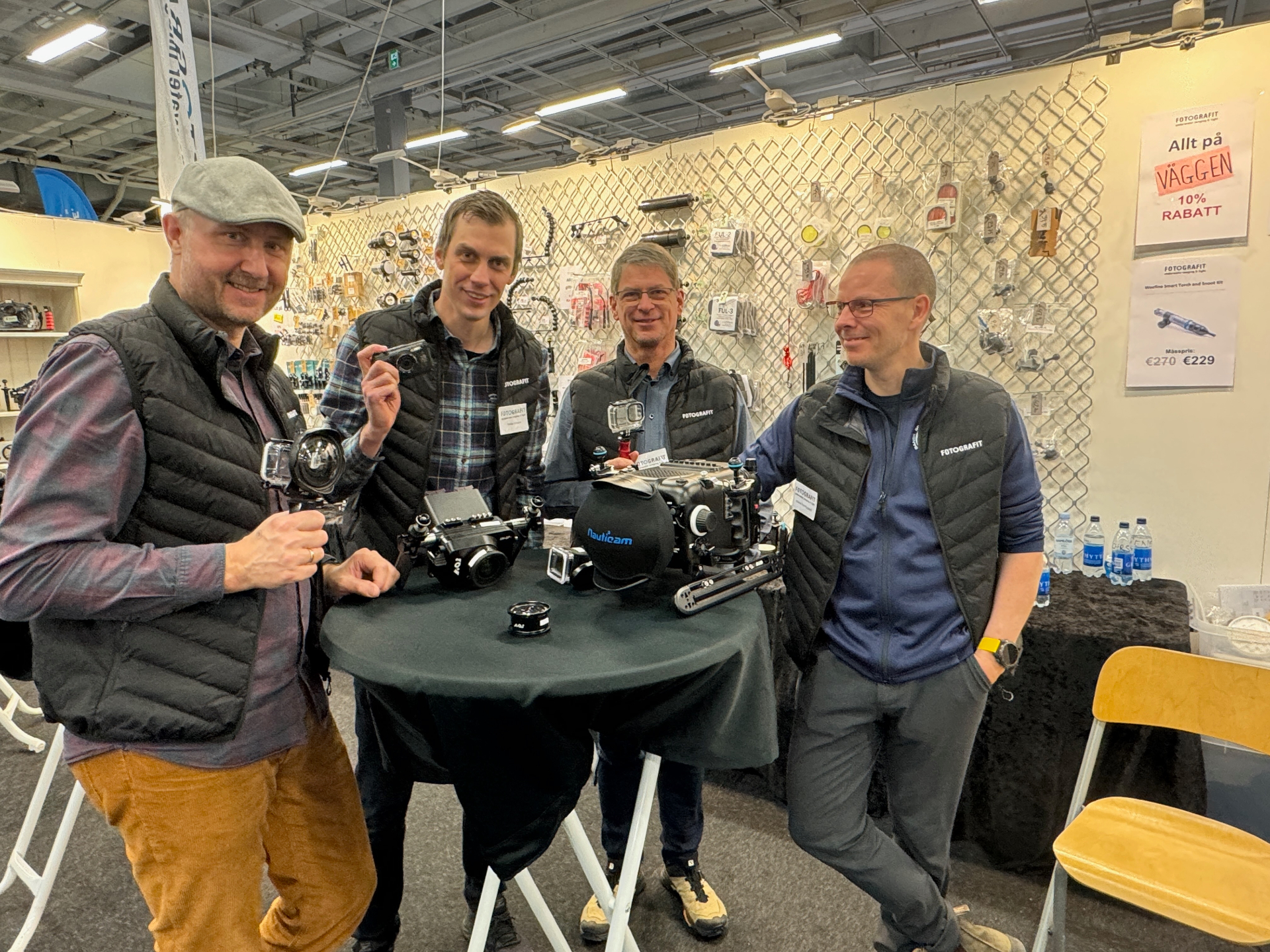 Fotografit-teamet i montern med undervattenskameror på Dykmässan 2025