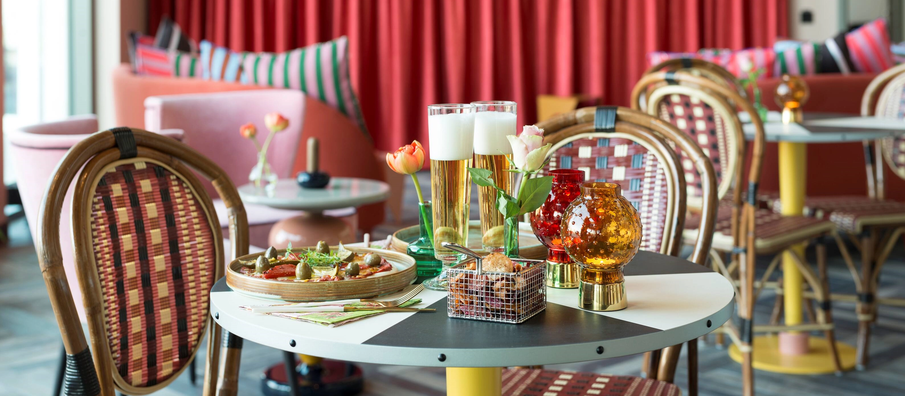 Lobbybaren på Åby Hotel — stämningsfull bardisk