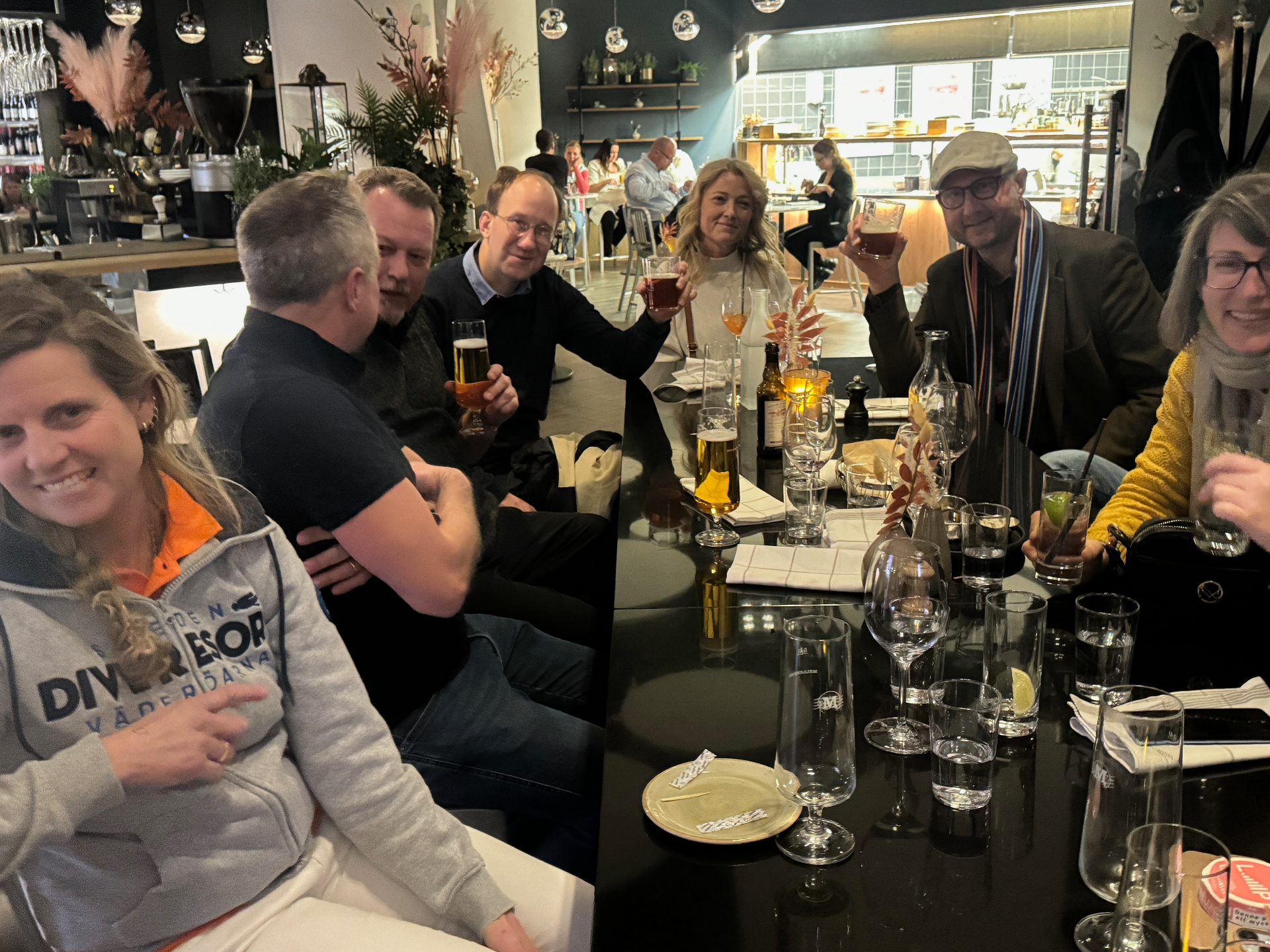After work-mingel med utställare och arrangörer runt bordet