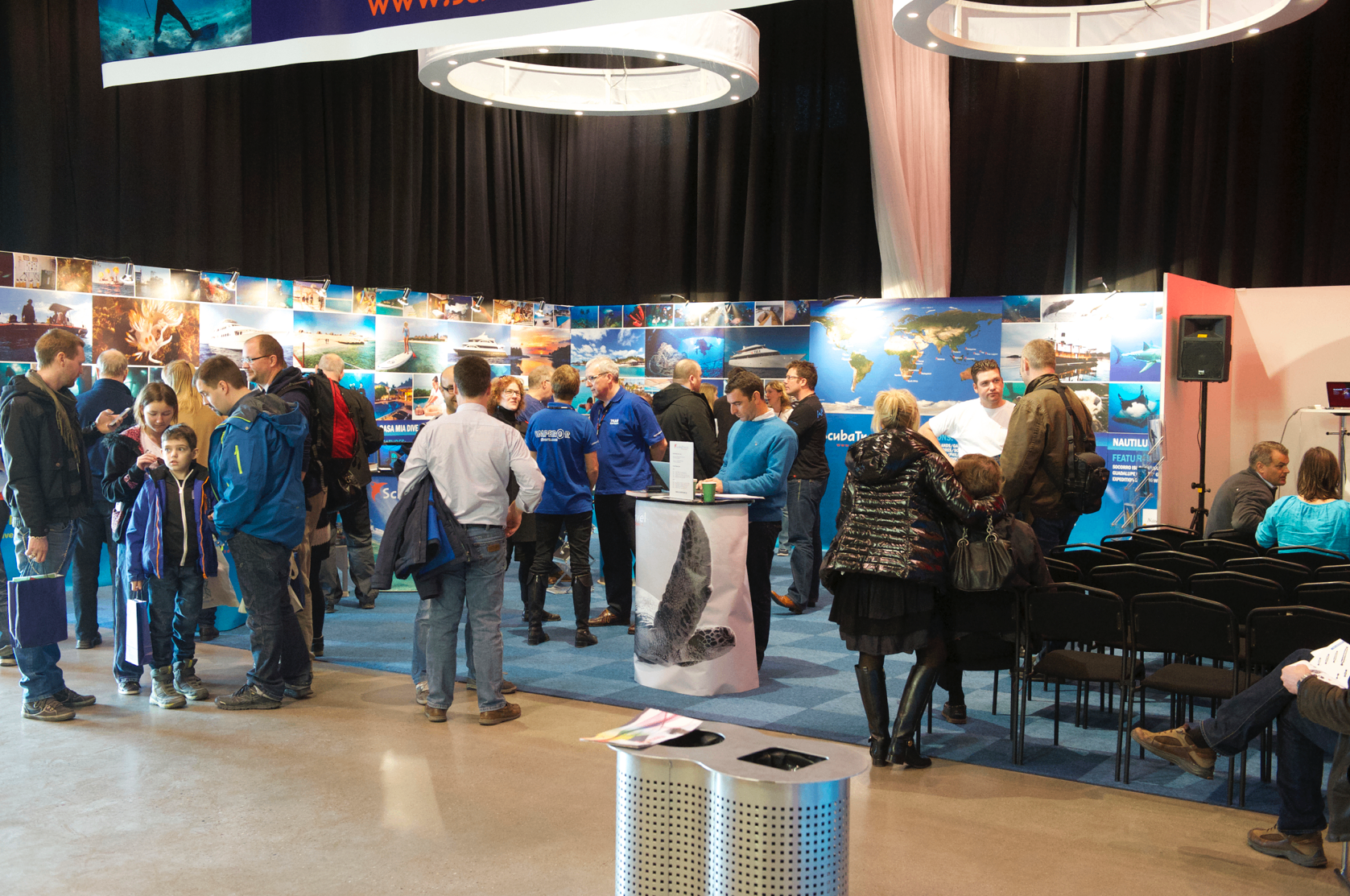 Reseutställare med bildvägg och seminariescen