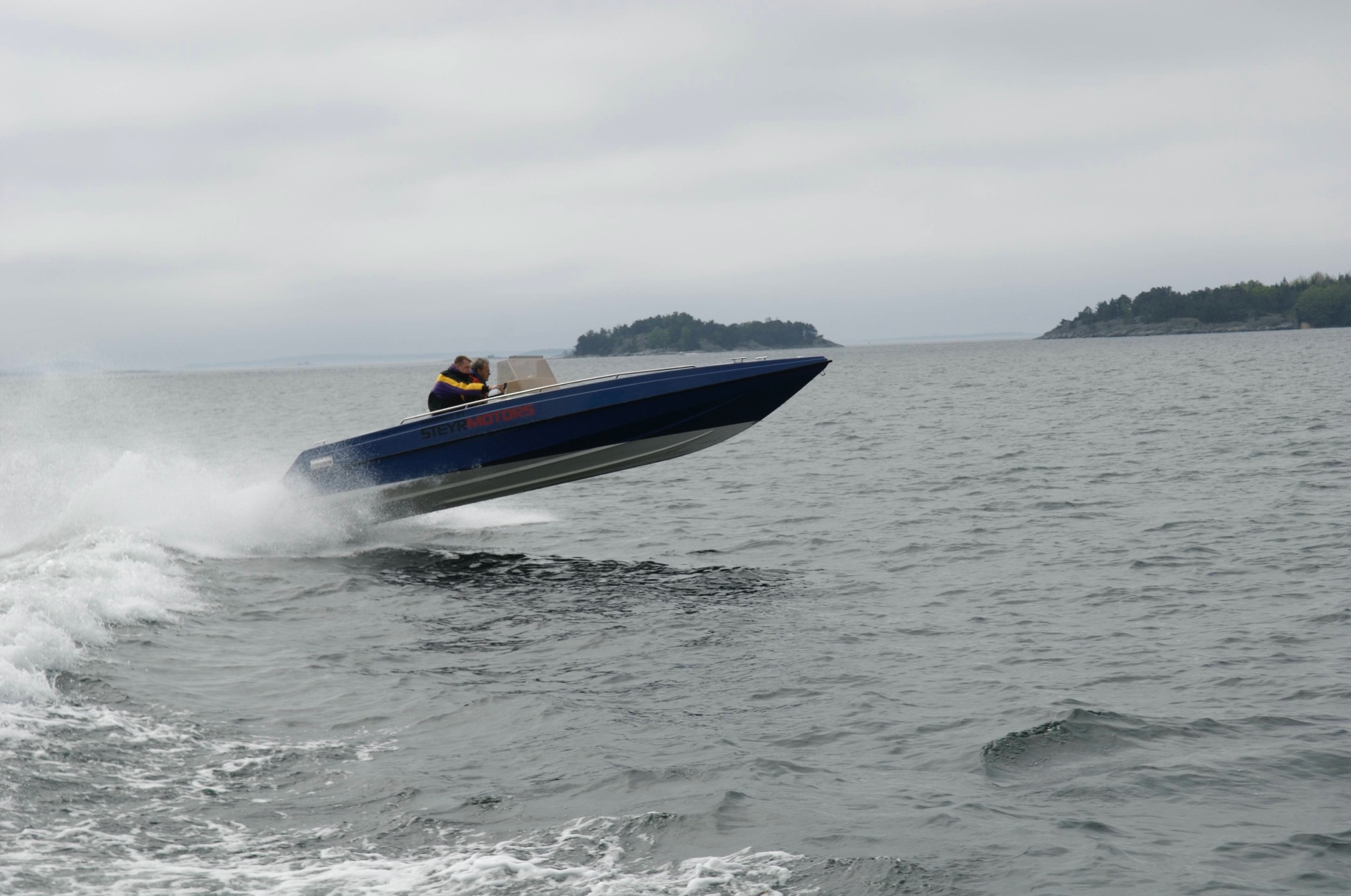 Snabb sportbåt i skärgården